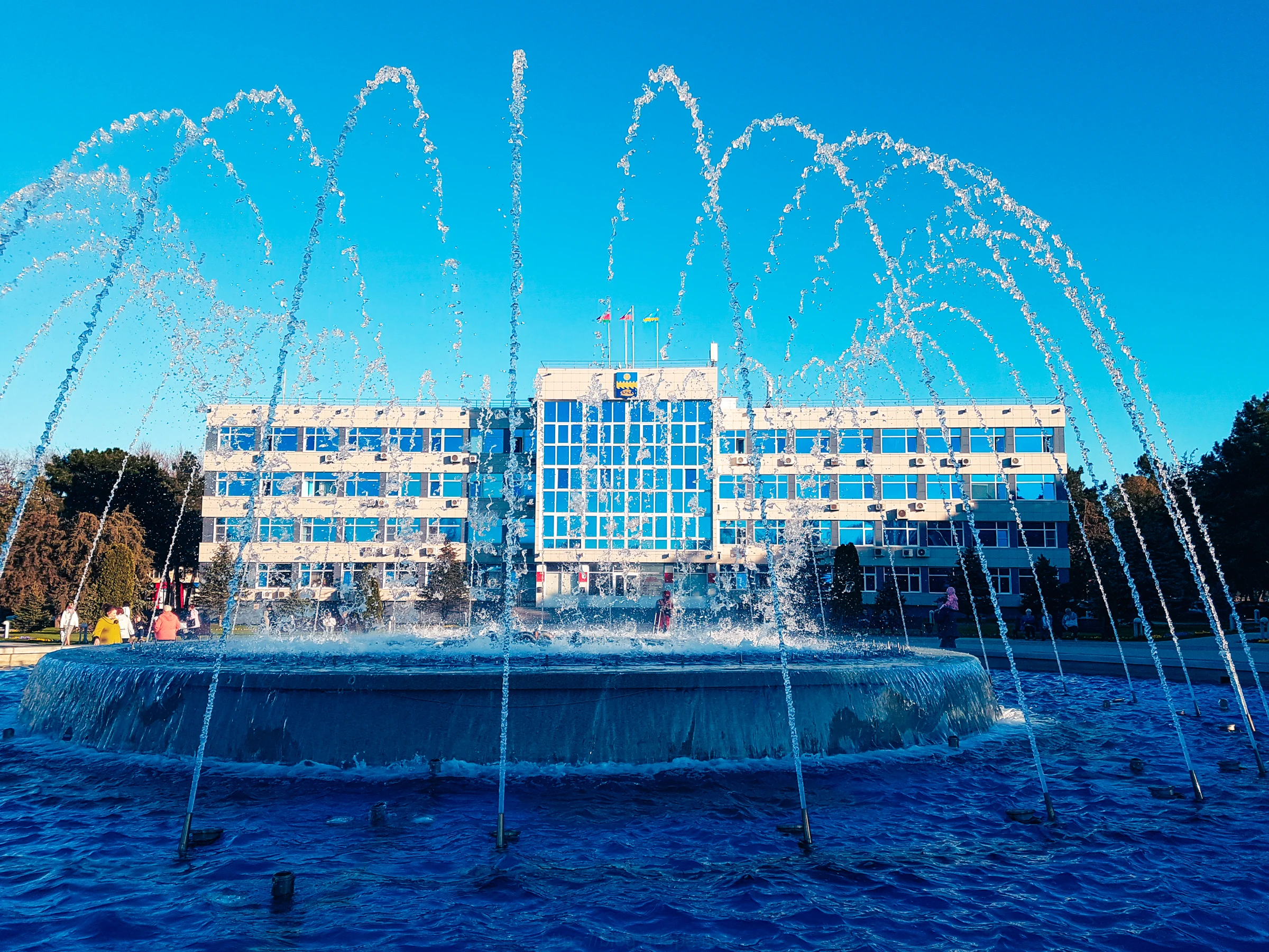 Фонтан перед зданием администрации Анапы