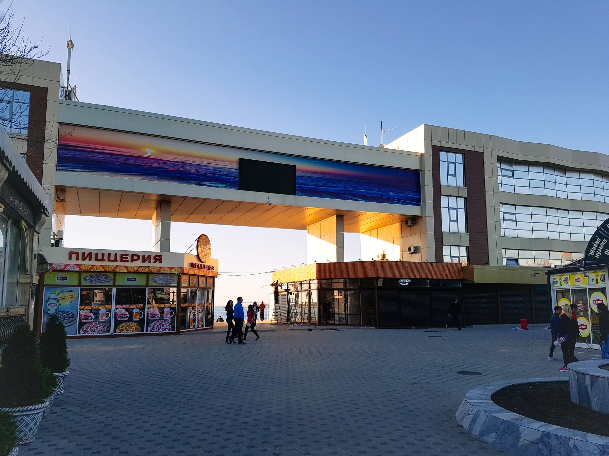 Бывшее главное информационное табло Анапы. Сейчас - просто баннер