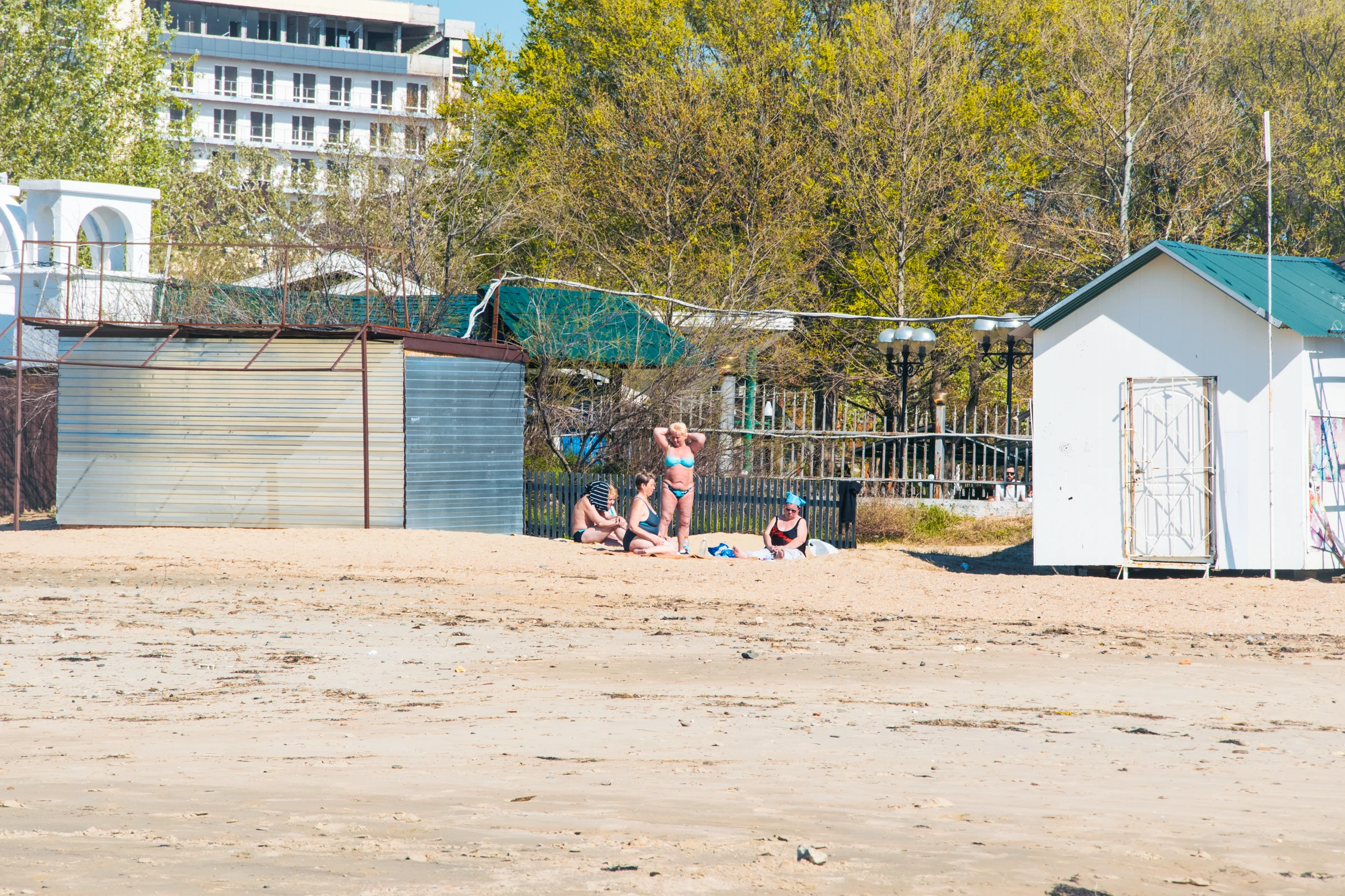 сильные и независимые загорают на пляже в апреле