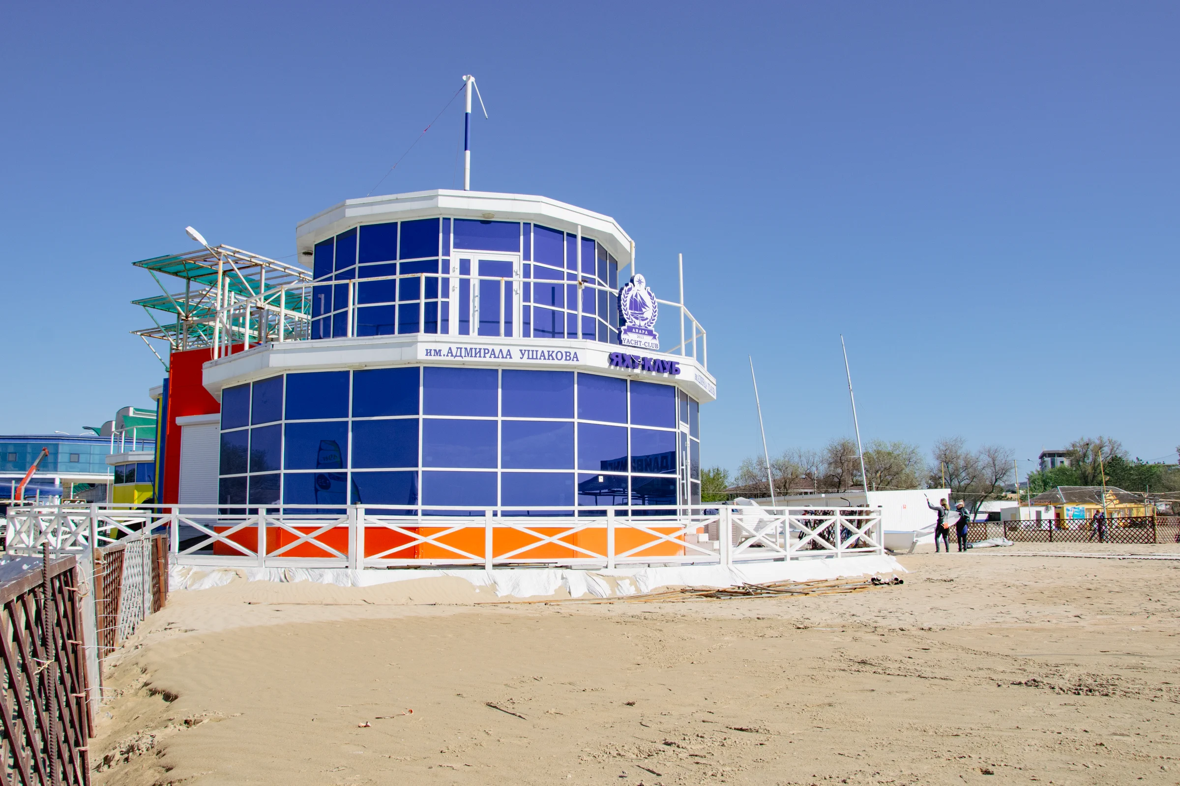 Анапский яхтклуб - после закрытия старого яхтклуба, новый "мини клуб" организовали возле устья речки Анапка