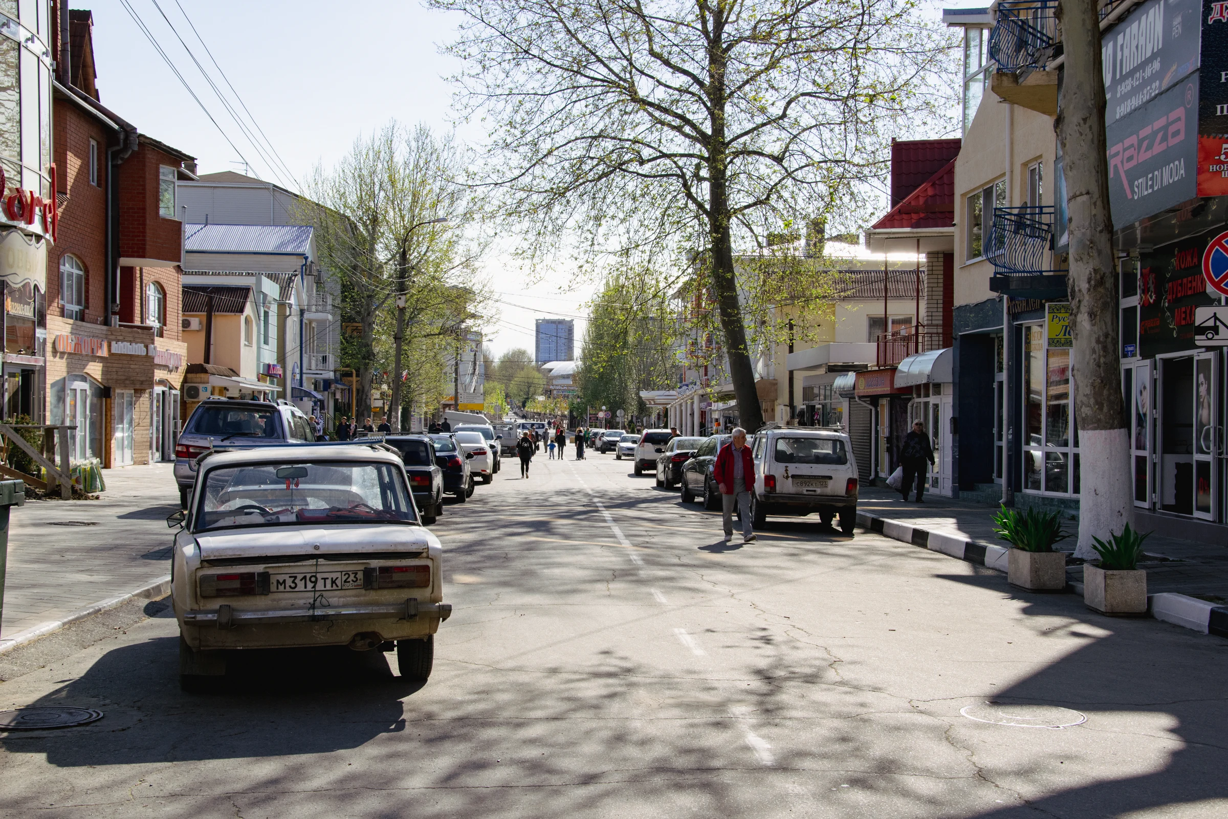Улица Горького в Анапе - летом чисто пешеходная, в межсезон доступна для транспорта.