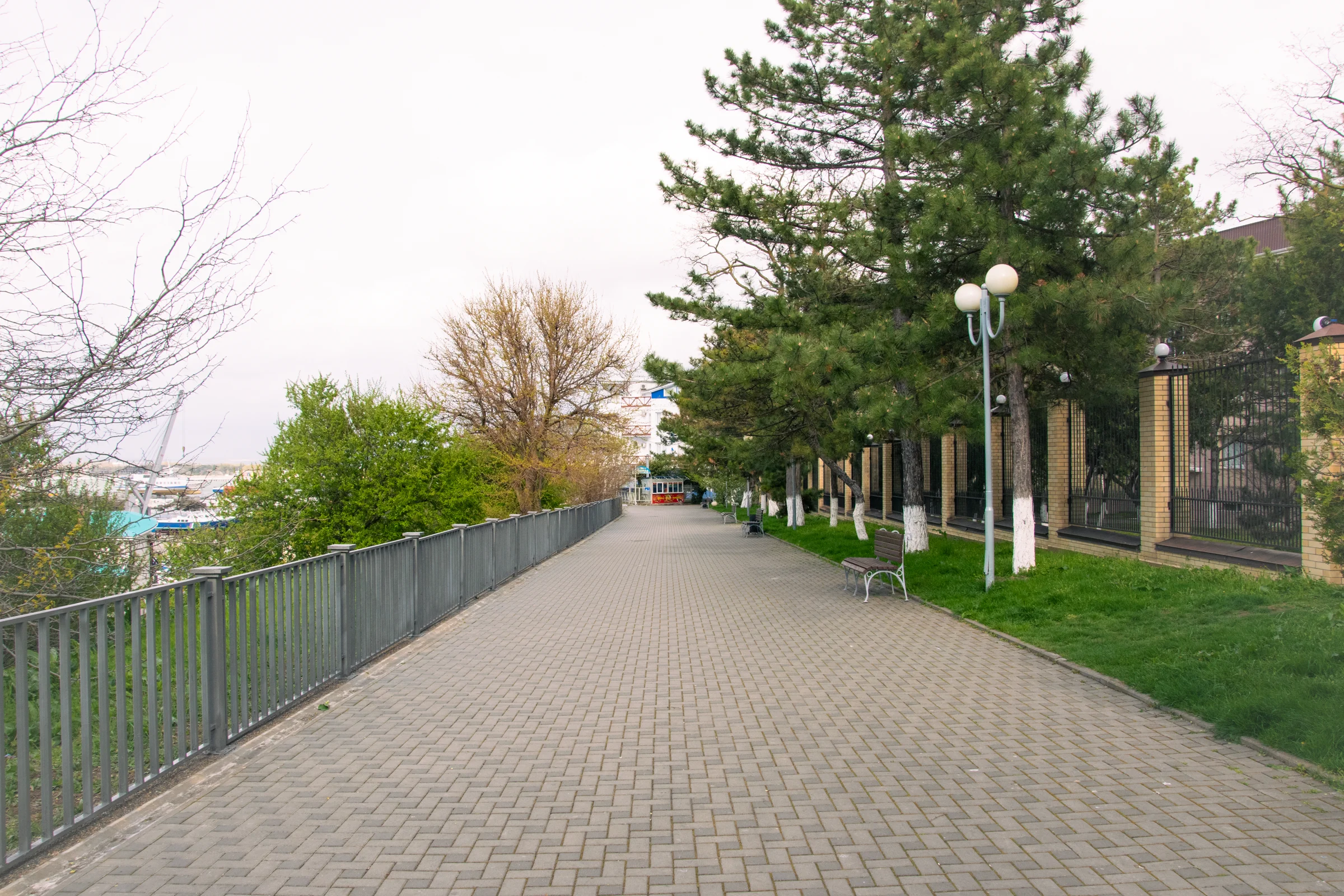 Набережная в Анапе - без людей