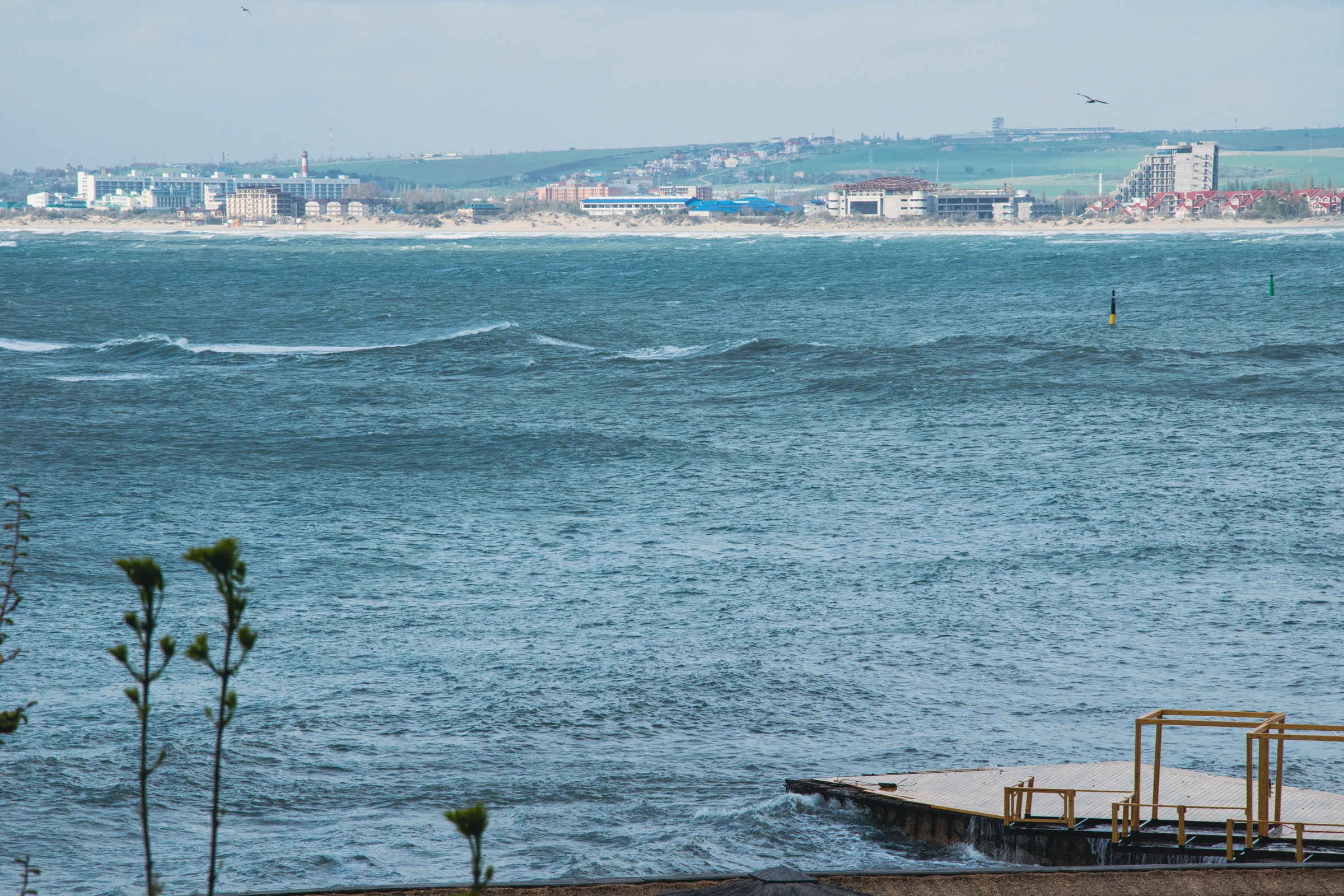 на море шторм