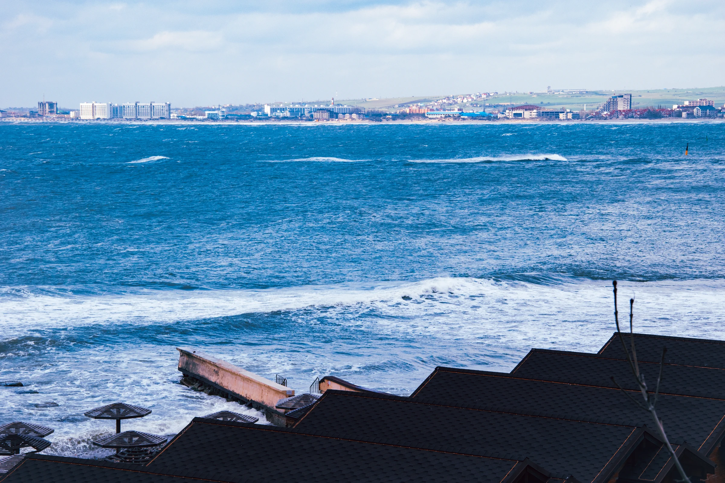 на противоположном берегу - санатории и дома отдыха Пионерского проспекта