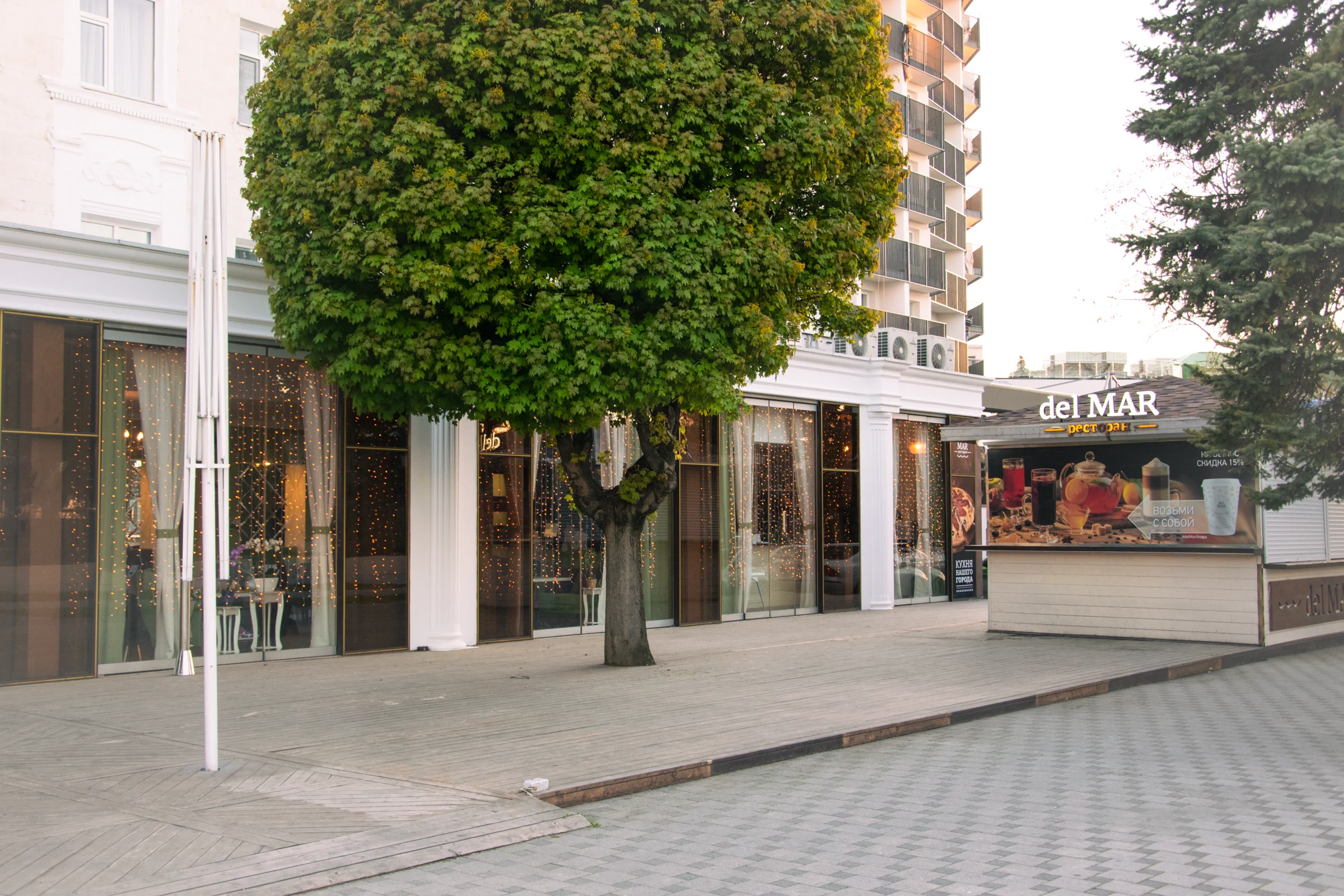 летняя площадка ресторана дельМар