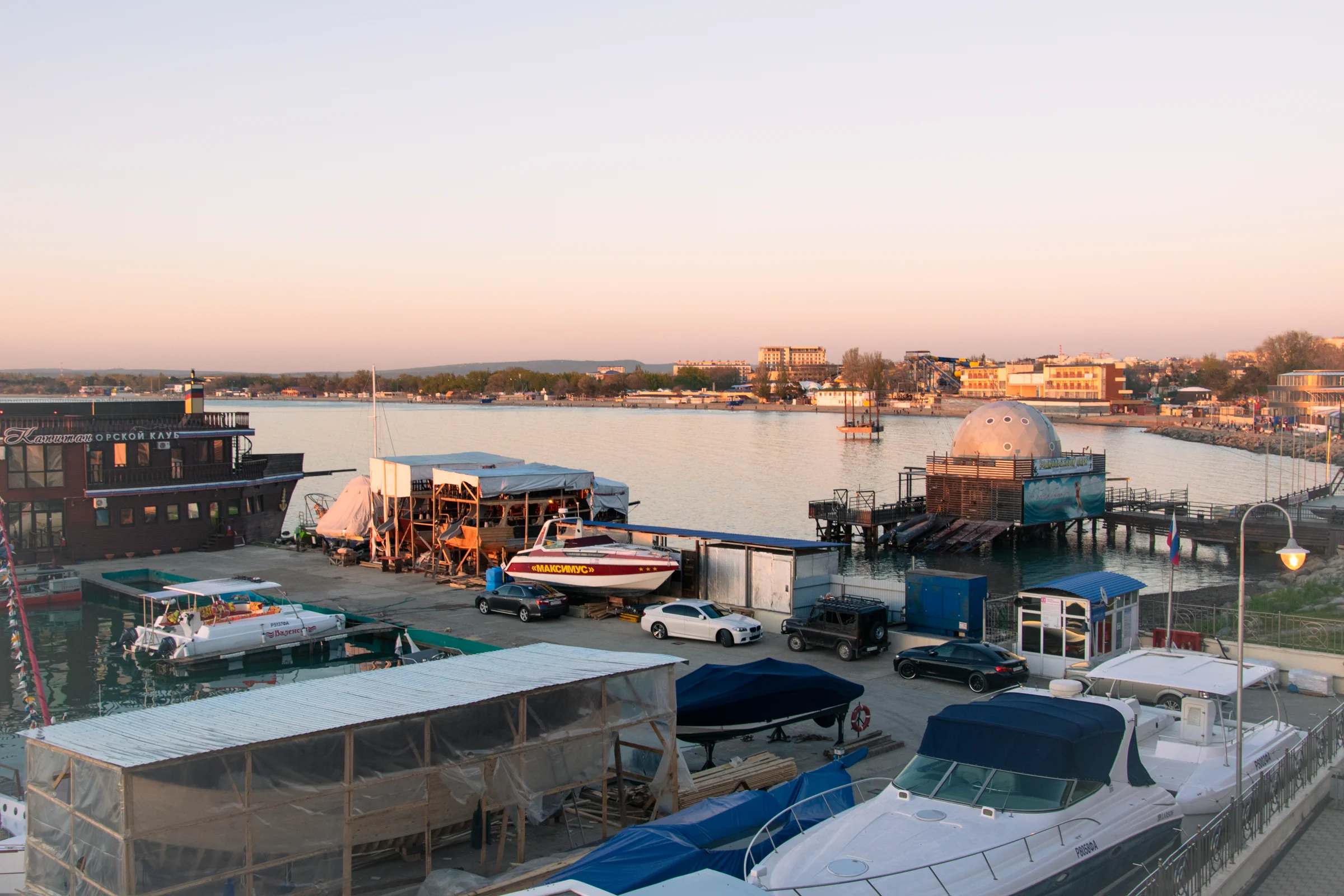 вид с набережной на яхт стоянку Анапы