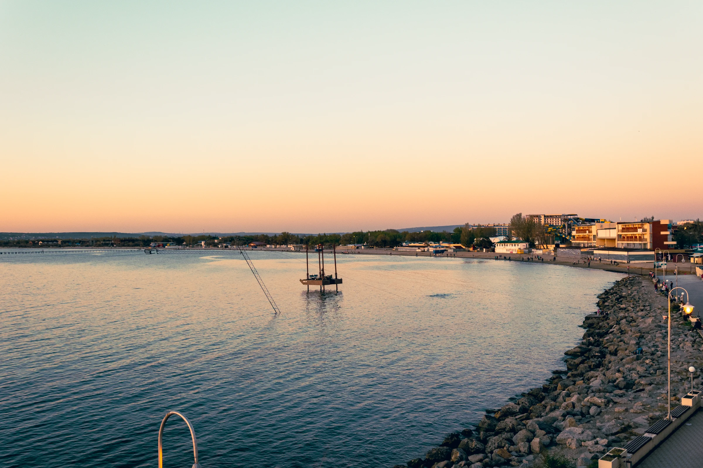странное сооружение в море установила гостиница Старинная Анапа