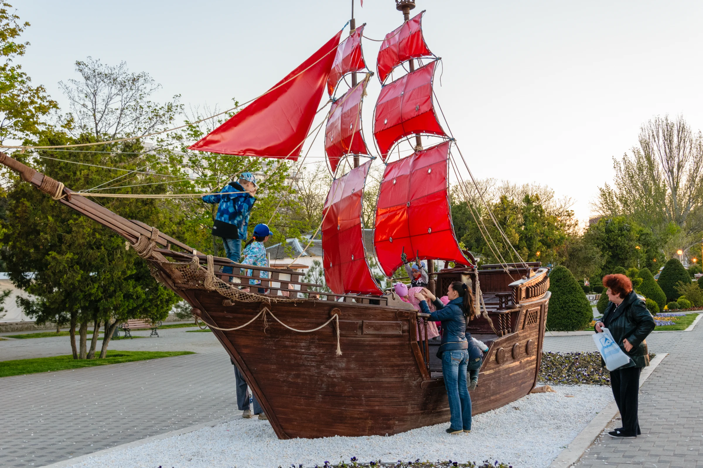 экспозиция "Кораблик" на набережной в Анапе