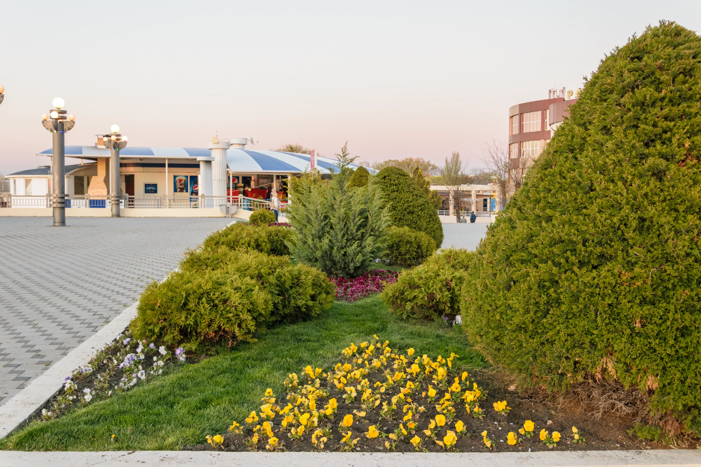 возле кафе "Капитан"