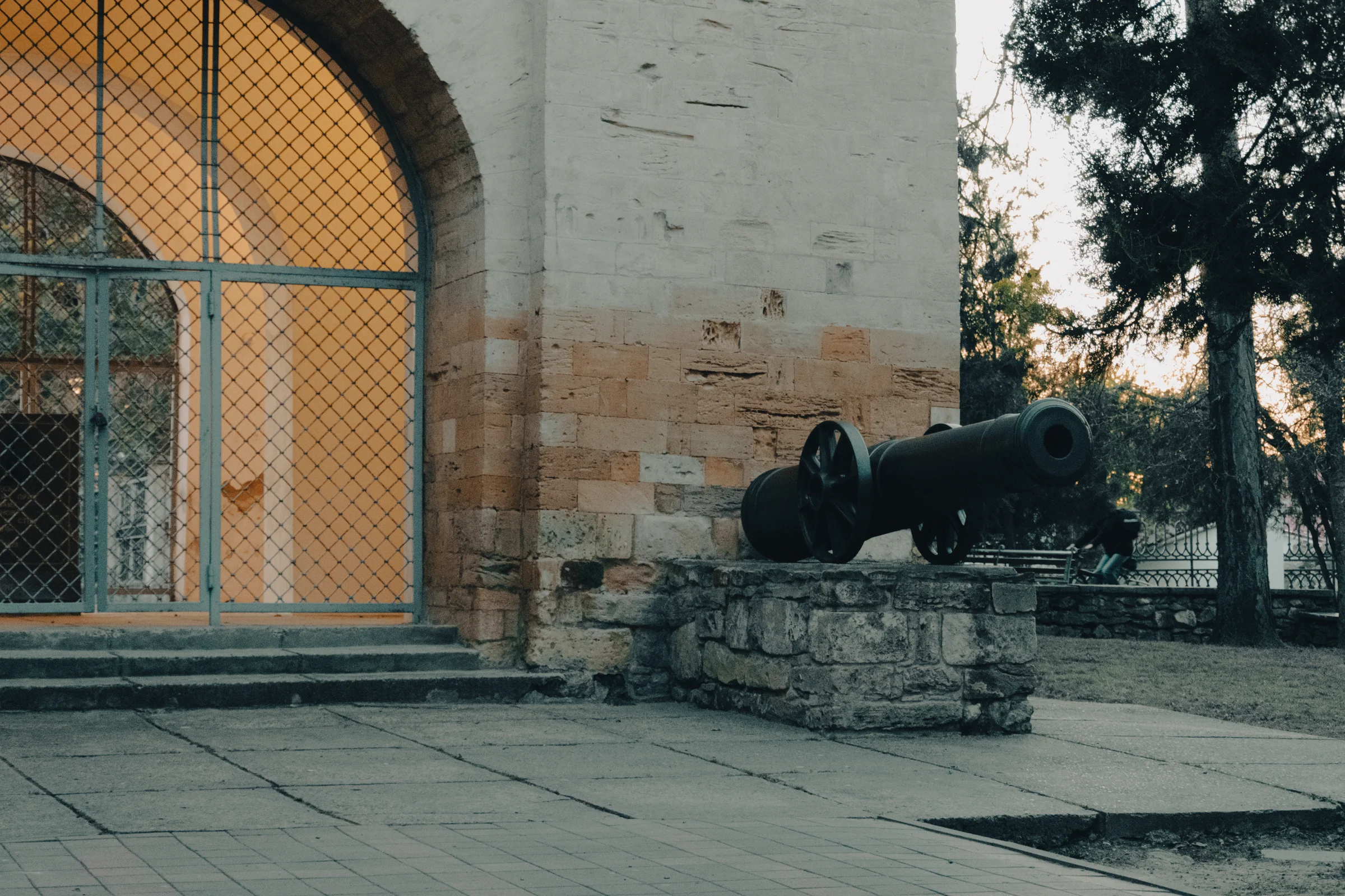 Крепостные ворота, иногда их называют "турецкие" или "русские" ворота