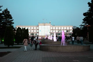 фонтаны на площади перед администрацией Анапы