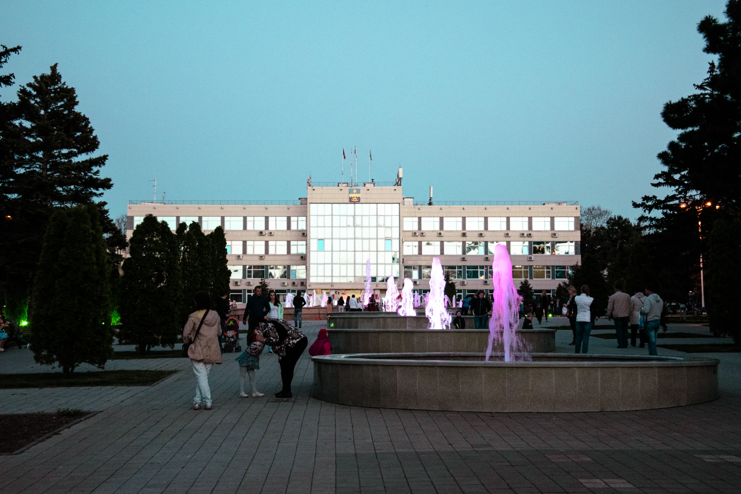 фонтаны на площади перед администрацией Анапы