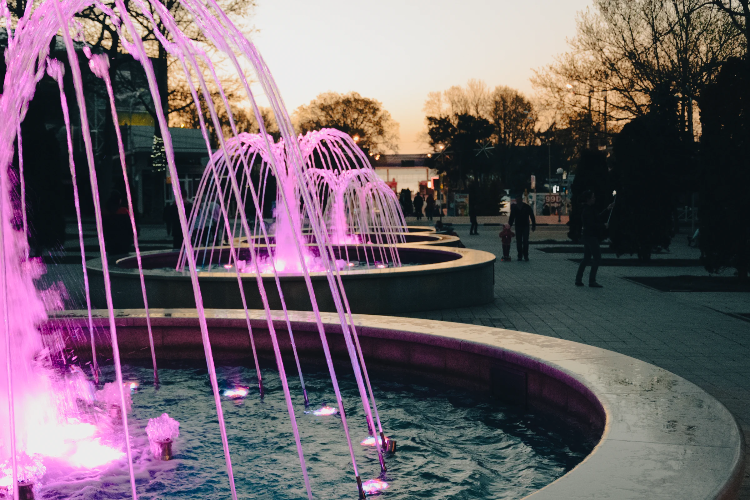 Поющие фонтаны или «Музыкальный фонтан» — комплекс из трёх фонтанов, расположенных на площади 30-летия Победы в Анапе