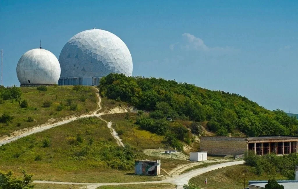 шары на горе в Анапе