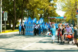 молодёжь Анапы с символикой ЕР