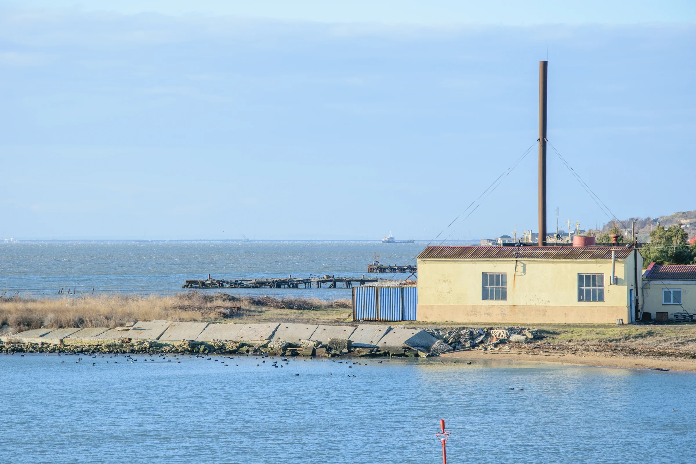 Это сооружение - первое, что видят прибывающее на полуостров Крым