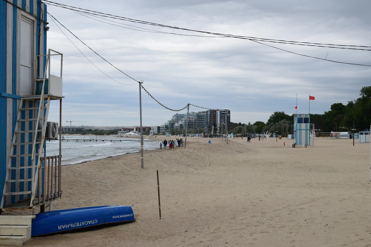 центральный пляж в анапе - людей почти нет