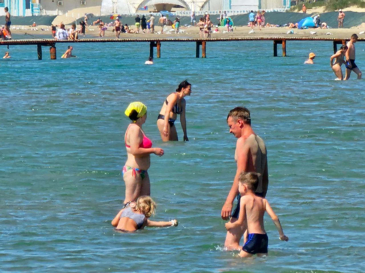 Люди в Анапе купаются, несмотря на запреты