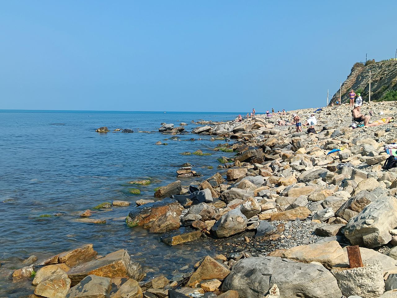 Каменистый пляж в Анапе 2025