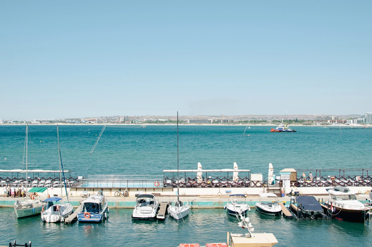 Центральная набережная Анапы август 2025, Анапа в фотографиях, фото 5 - стоянка яхт