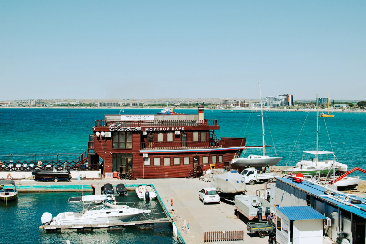 Центральная набережная Анапы август 2025, Анапа в фотографиях, фото 11 - морской клуб Капитан
