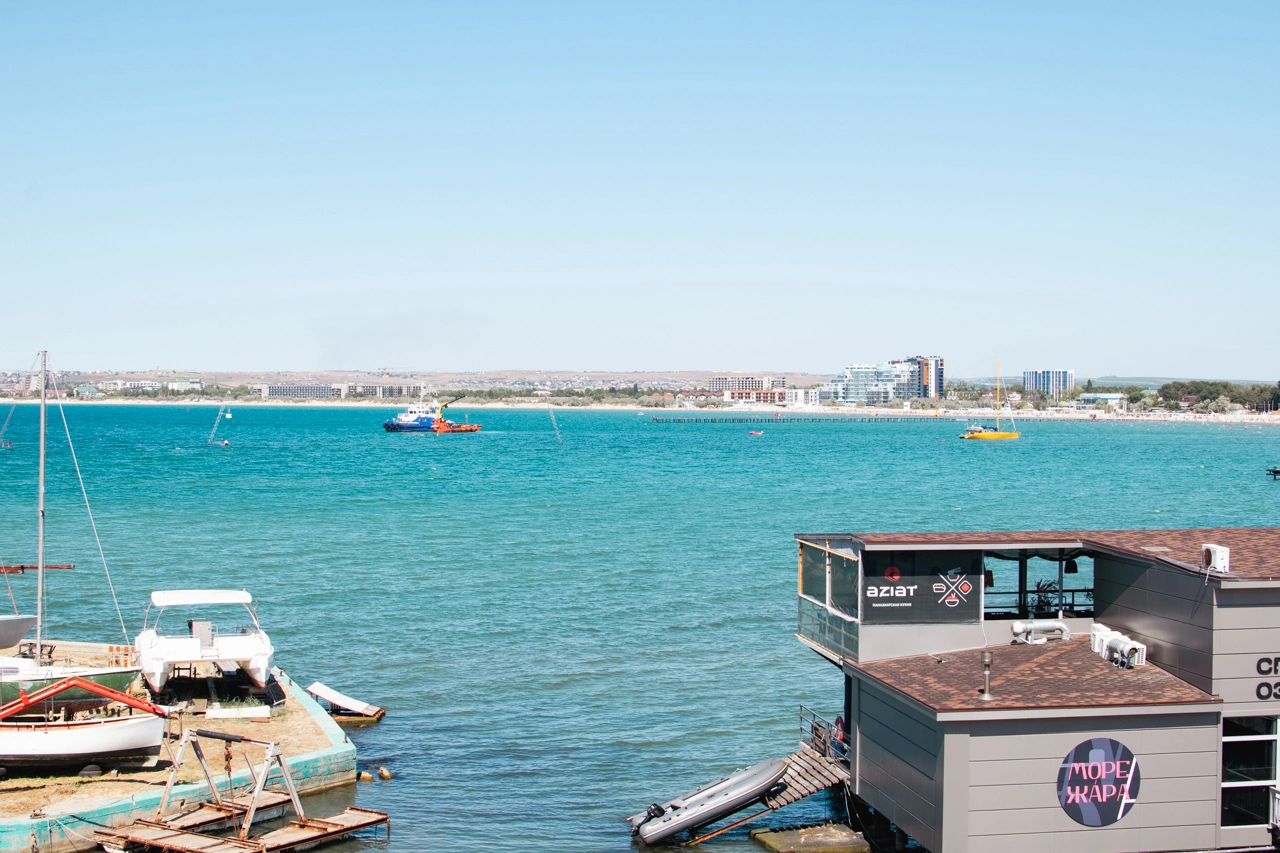 Центральная набережная Анапы август 2025, Анапа в фотографиях, фото 17 - судно на горизонте собирает мазутный грунт