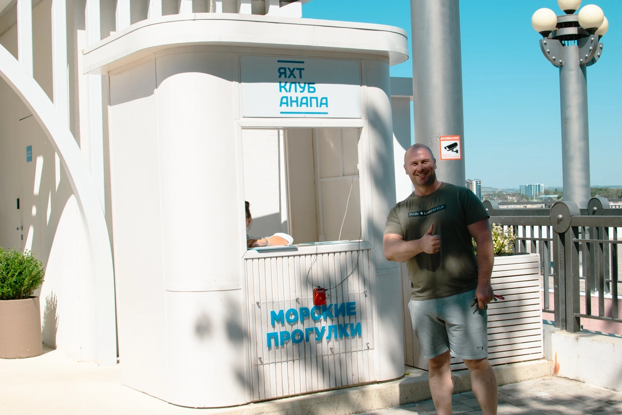 Центральная набережная Анапы август 2025, Анапа в фотографиях, фото 33 - зазывалы на морские прогулки