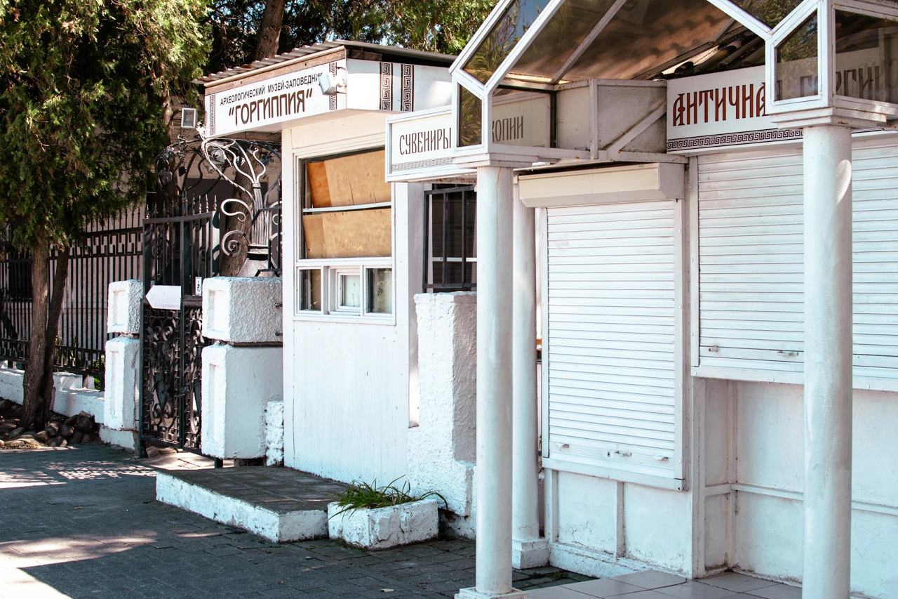 Центральная набережная Анапы август 2025, Анапа в фотографиях, фото 35 - музей Горгиппия вроде работает, но в то же время нет