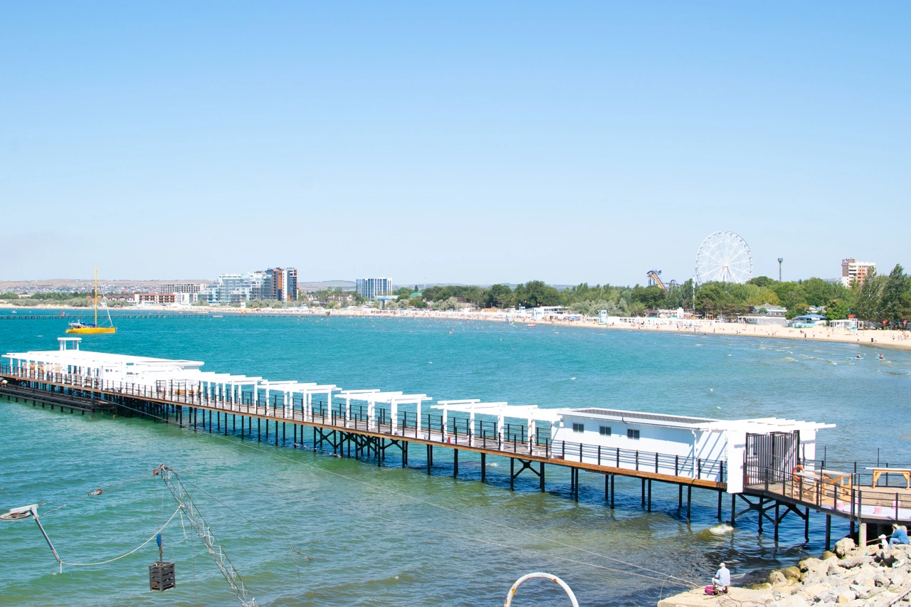 Центральная набережная Анапы август 2025, Анапа в фотографиях, фото 41 - причал непонятного назначения