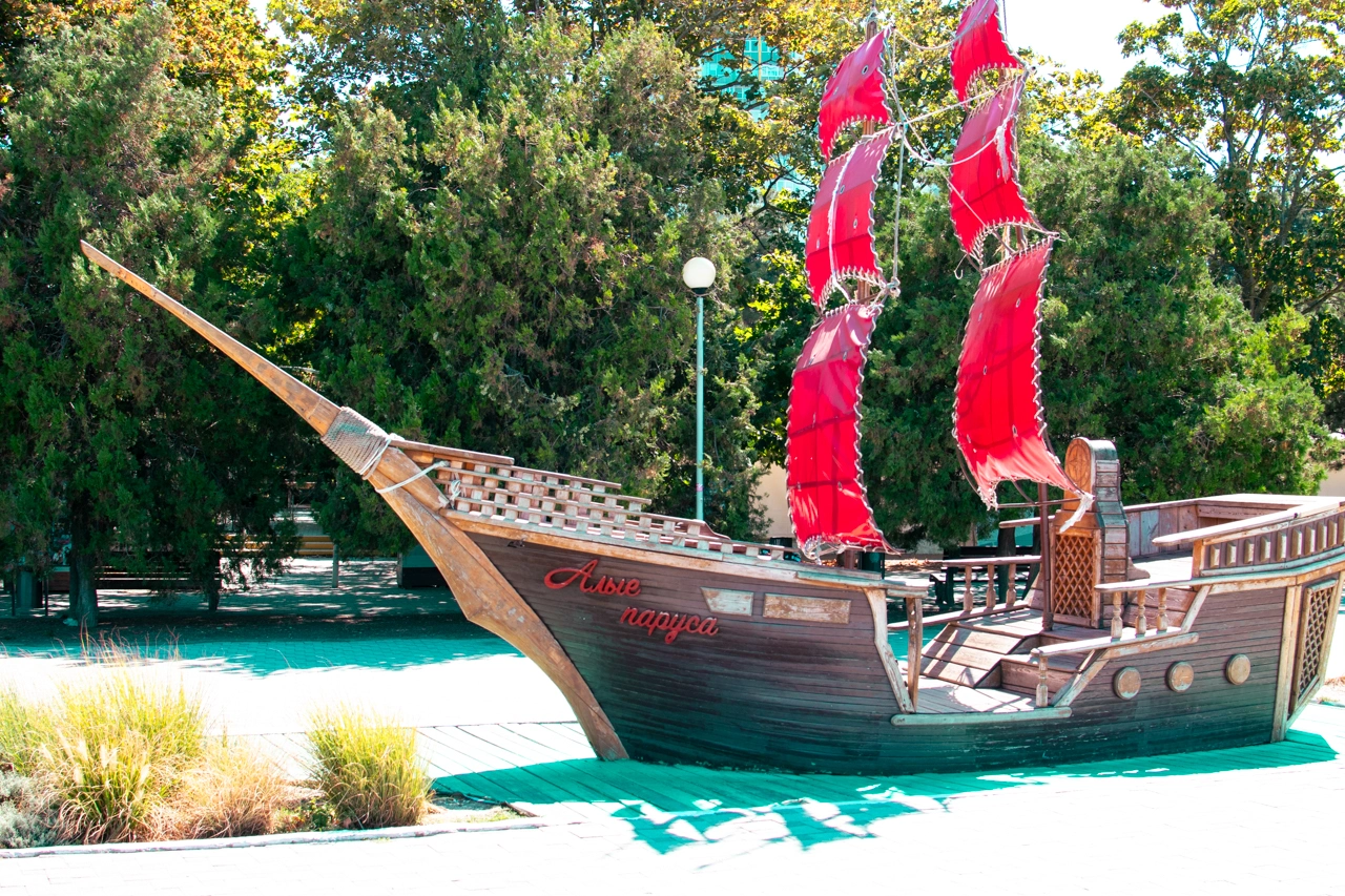 Центральная набережная Анапы август 2025, Анапа в фотографиях, фото 47 - кораблик на набережной