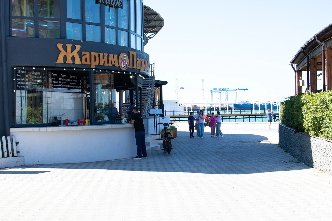 Центральная набережная Анапы август 2025, Анапа в фотографиях, фото 55 - кафе "Жарим Парим"