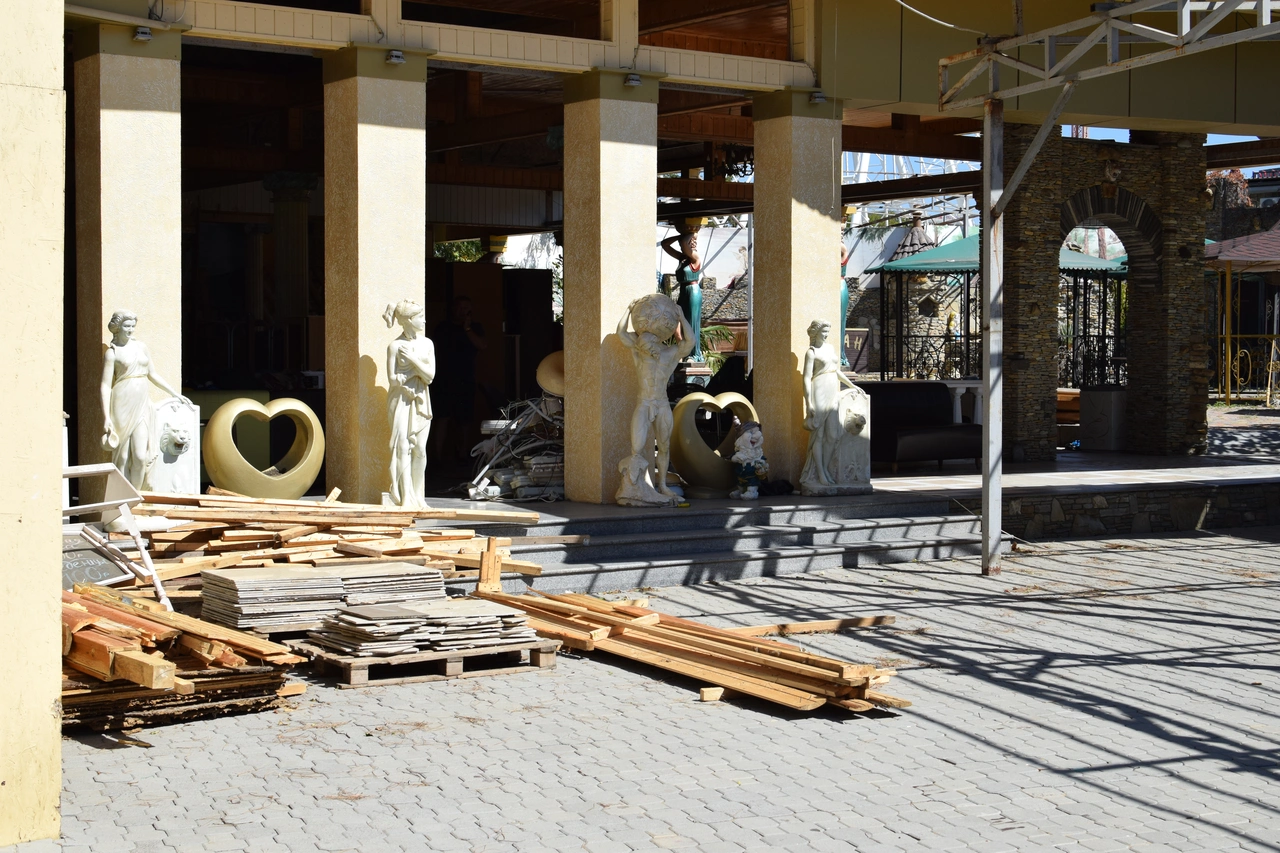 Центральная набережная Анапы август 2025, Анапа в фотографиях, фото 63 - кафе Элина разбирают по решению суда