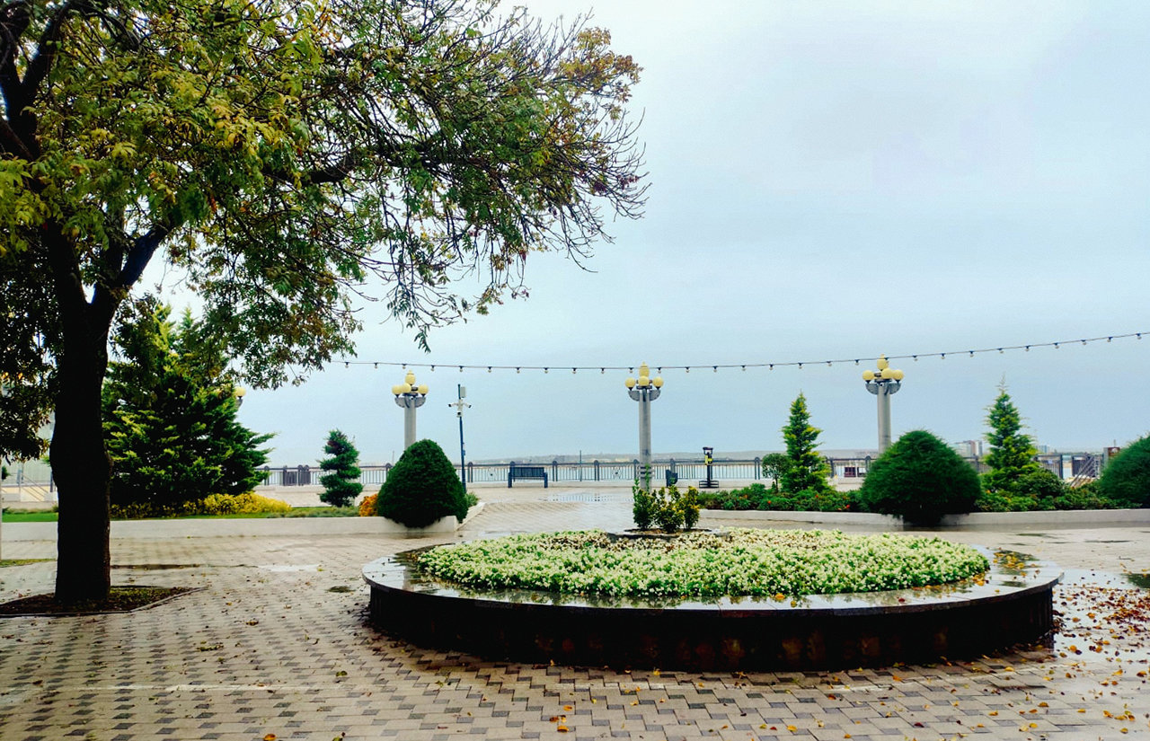 Анапа - октябрь 2025 - после дождя - набережная - фото 2