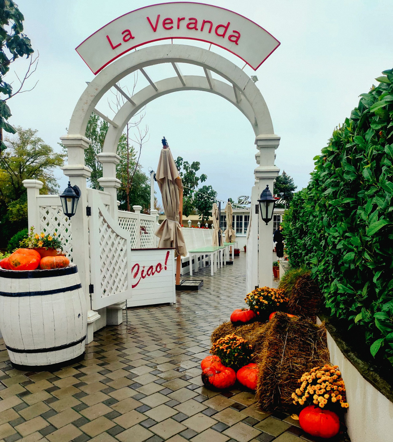 Анапа - октябрь 2025 - после дождя - набережная - кафе Ла Веранда