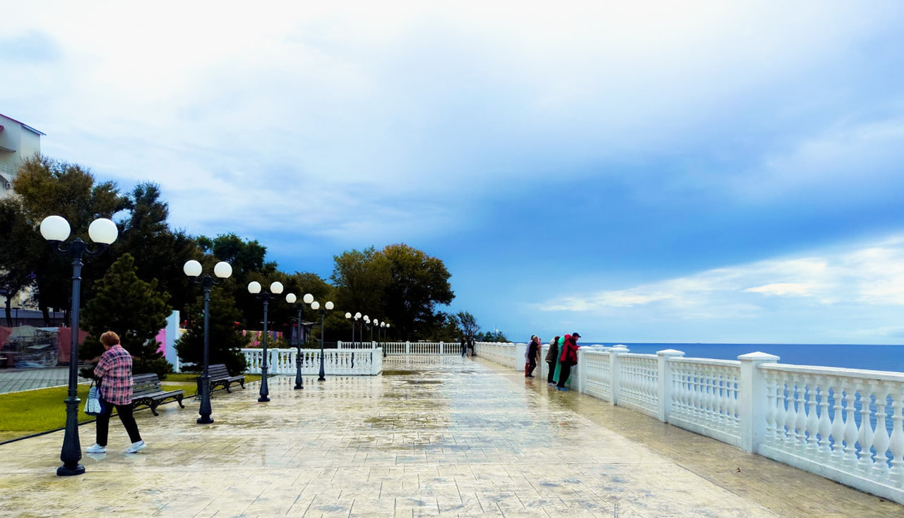 Анапа - октябрь 2025 - после дождя - набережная - фото 12