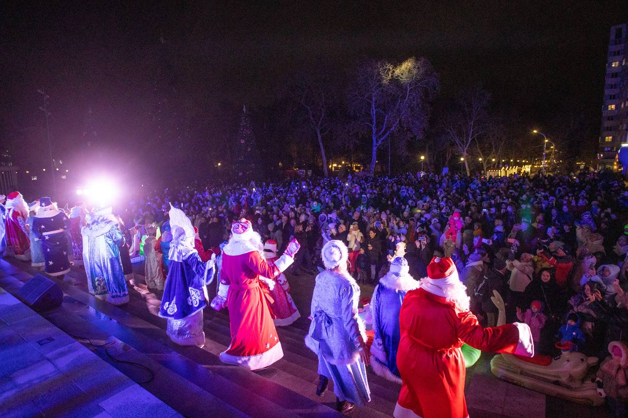 Праздничные мероприятия на Театральной площади 15 декабря 2025 года - фото 3