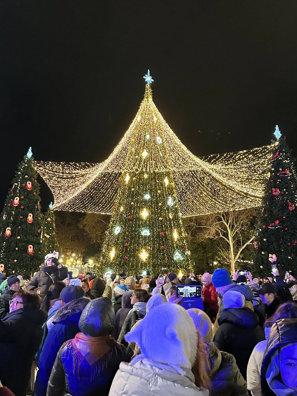 Праздничные мероприятия на Театральной площади 15 декабря 2025 года - фото 15